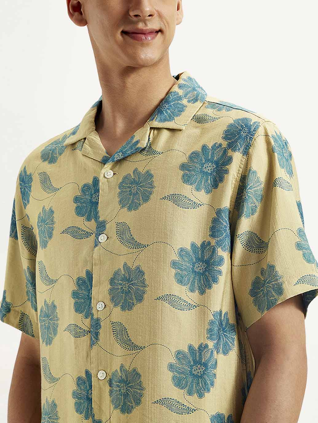 Men's Resort Collar Floral Relaxed Fit Shirt - Detail View
