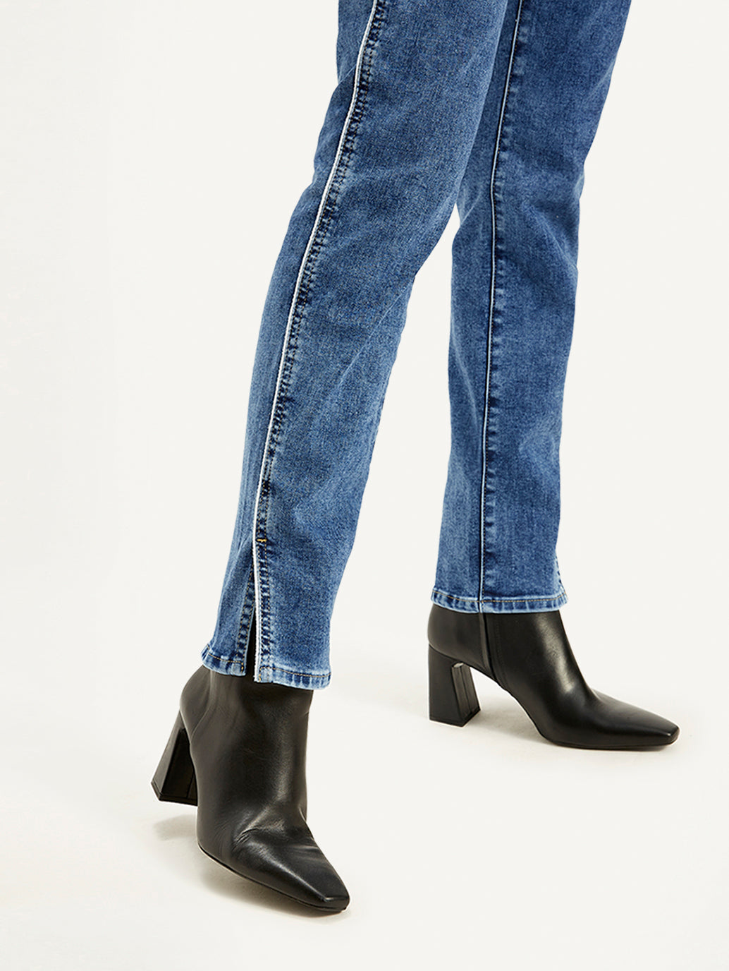 Women's 724 Blue Slim Straight Fit High Rise Jeans - Detail View