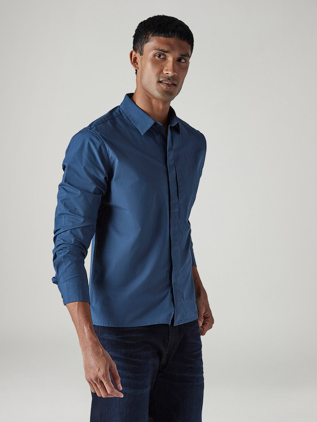Men's Solid Slim Fit Redloop Poplin Shirt - Side View