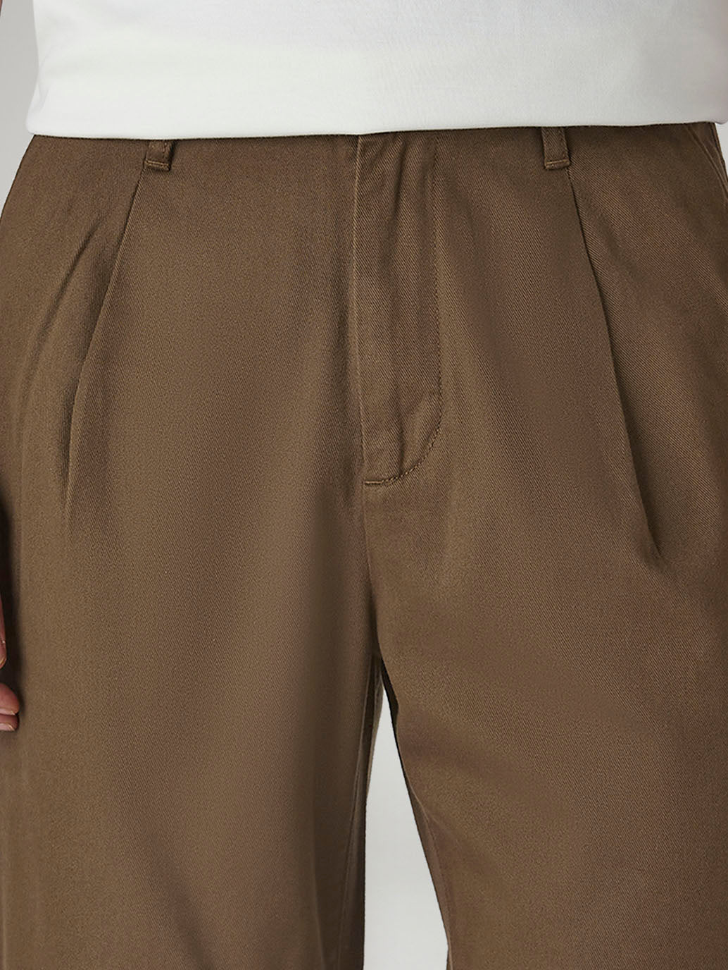 Men's Loose Straight Fit Mid Rise Chinos - Detail View