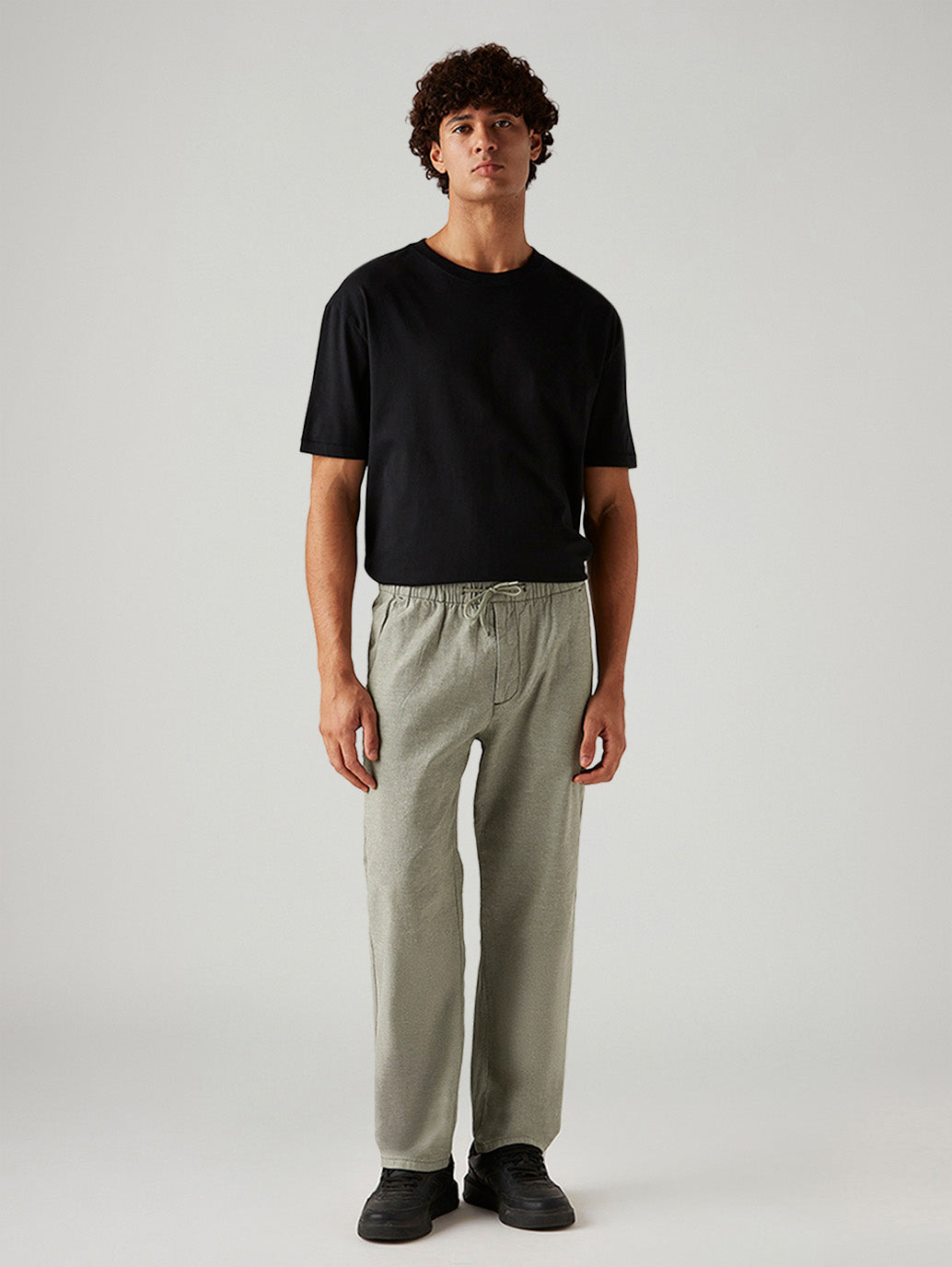 Men's Green Loose Straight Fit Mid Rise Linen Chinos - Front View