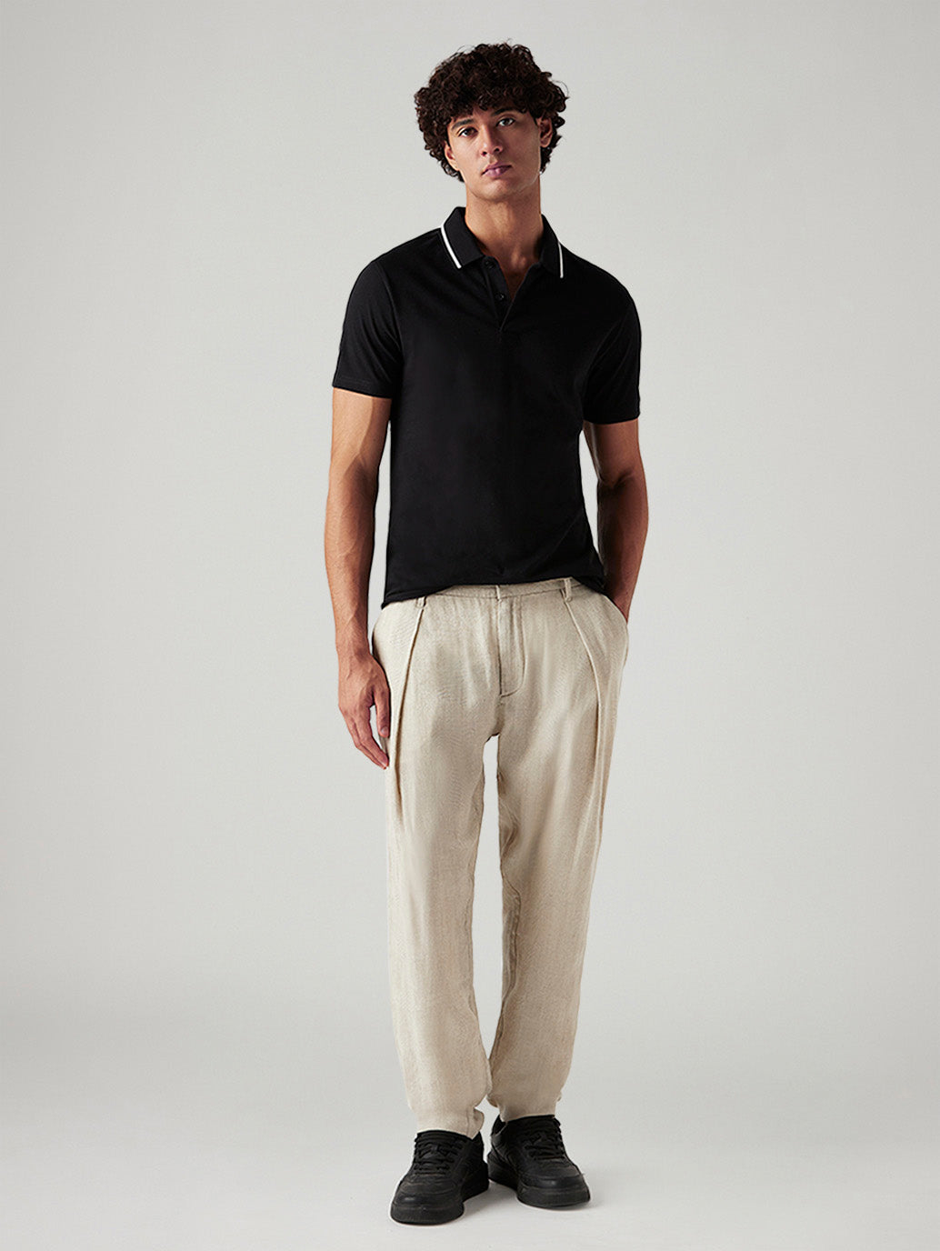Men's 550 Beige Relaxed Fit Mid Rise Linen Trousers - Styleshot View