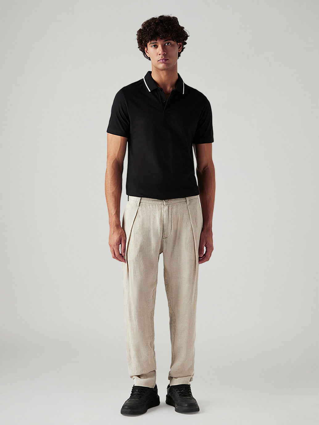 Men's 550 Beige Relaxed Fit Mid Rise Linen Trousers - Front View