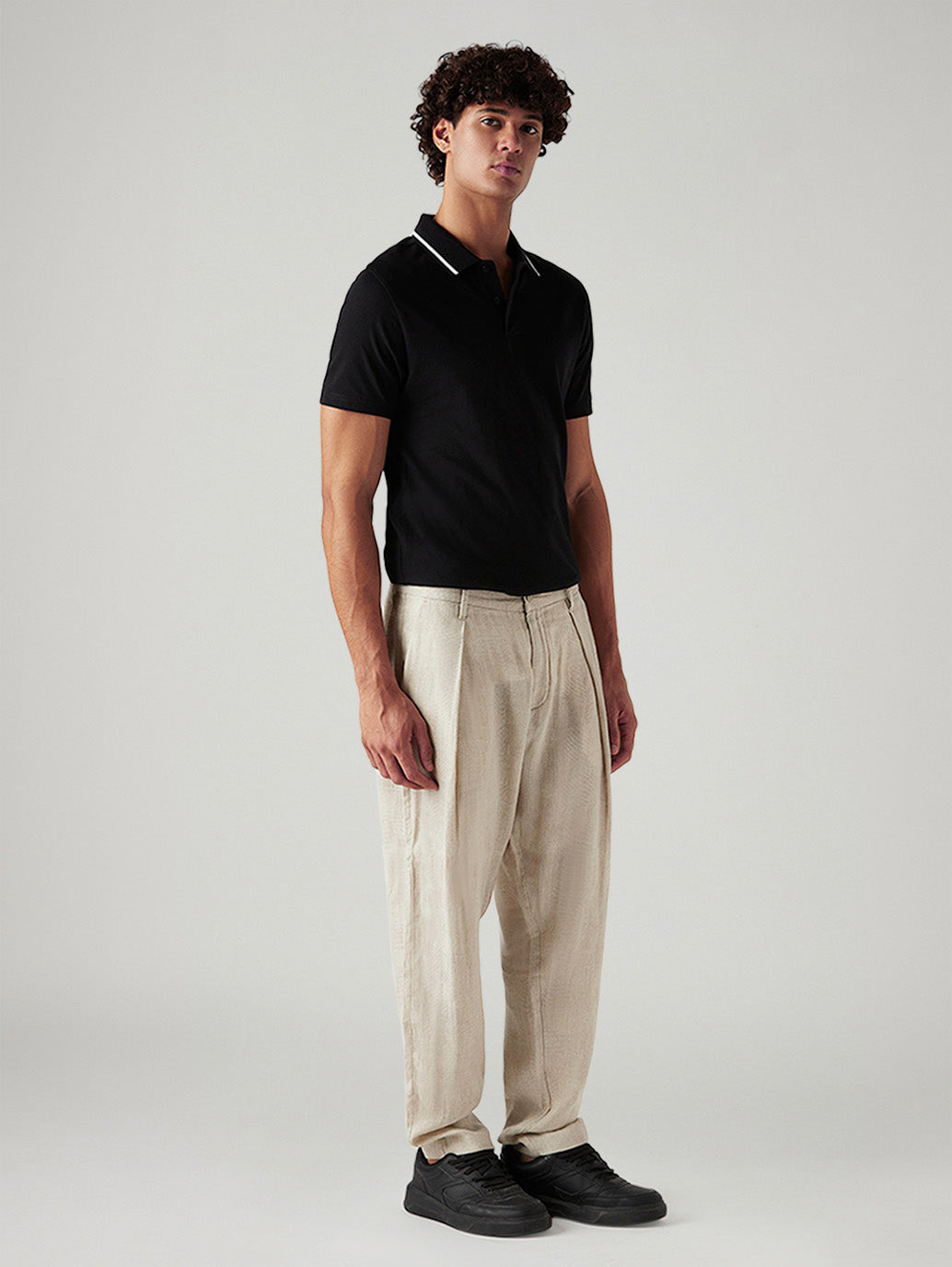 Men's 550 Beige Relaxed Fit Mid Rise Linen Trousers - Side View