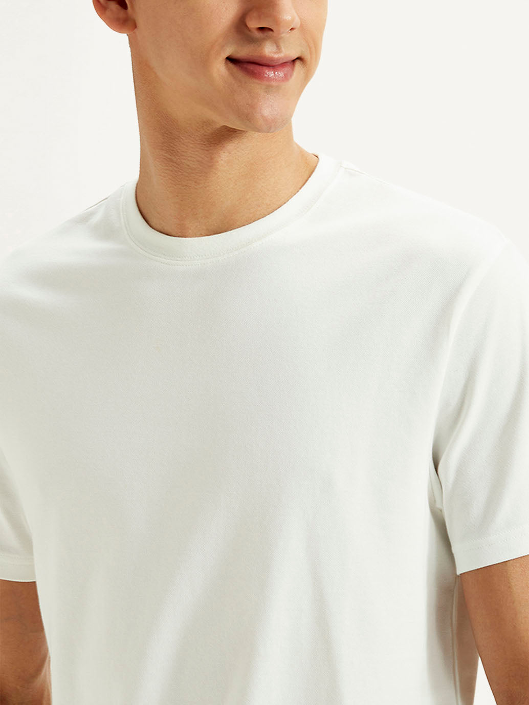 Men's Solid Slim Fit T-shirt - Detail View