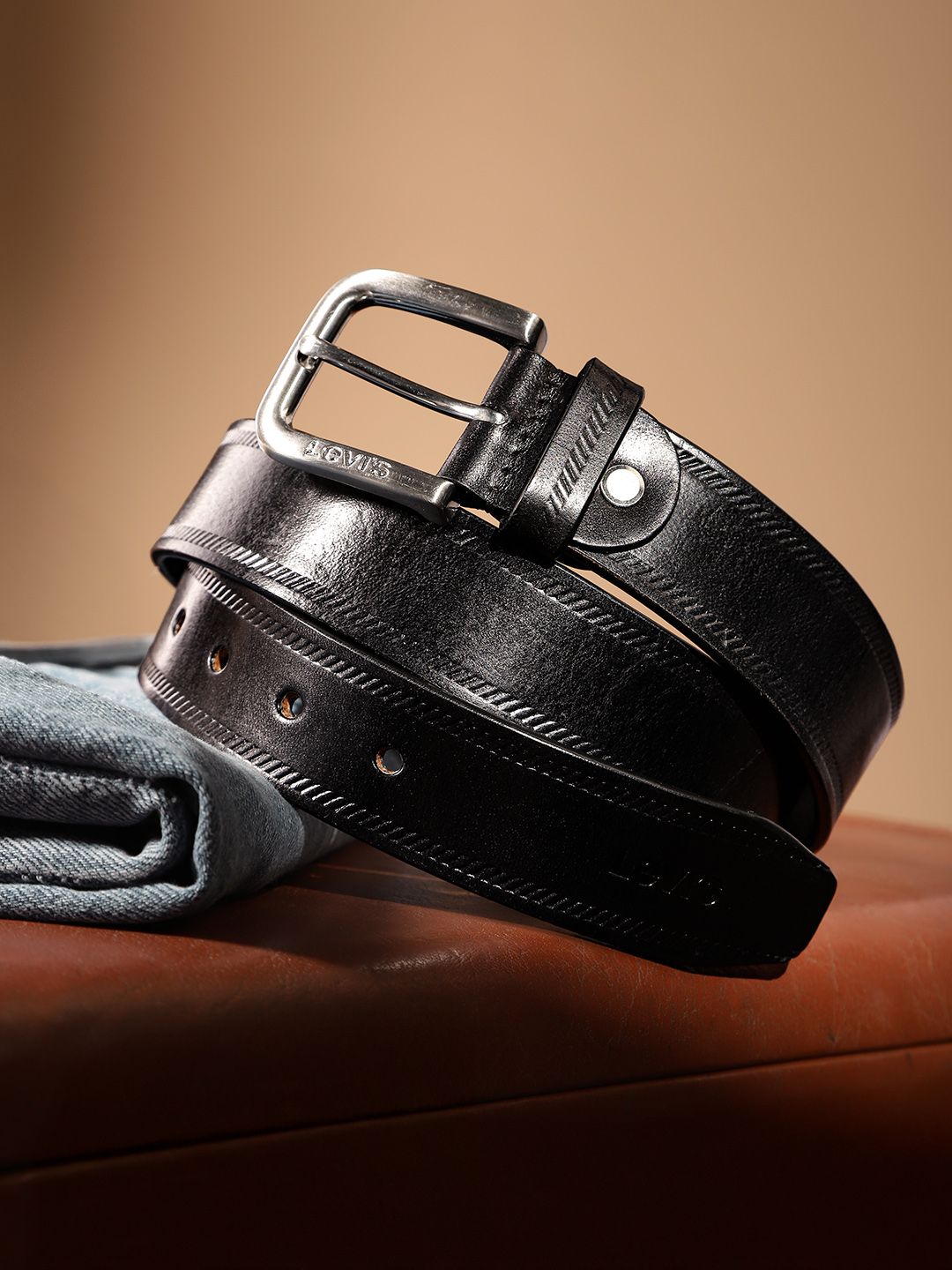 Men's Black Solid Belt - 18f2d496-97e6-4594-9232-426a740985211744198839872-Levis-Men-Leather-Belt-1171744198839613-1 View