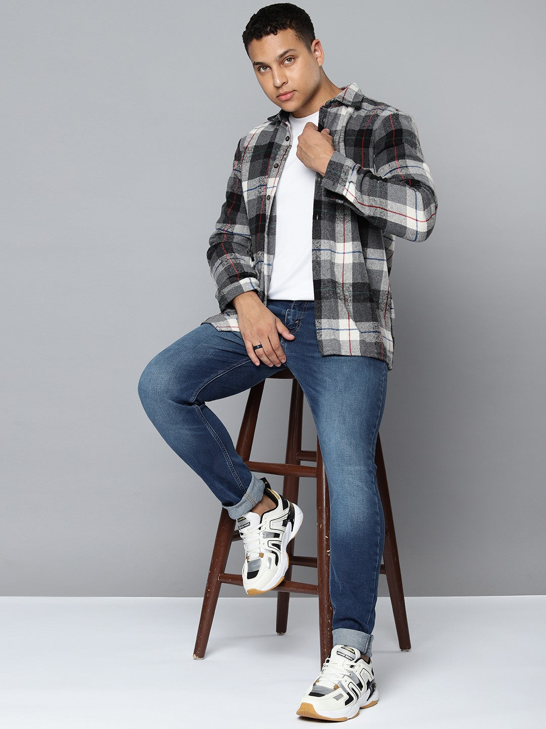 Men's 512 Blue Slim Tapered Fit Mid Rise Jeans - 31f8031b-1642-4a6f-9c7b-18927d7065f91699358654333-Levis-Men-Blue-512-Slim-Fit-Heavy-Fade-Stretchable-Jeans-733-4 View