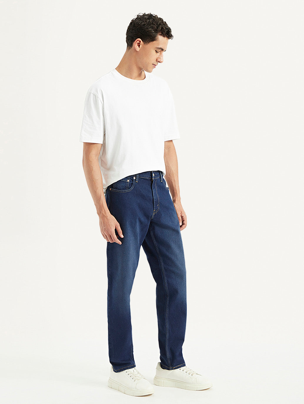 Men's 550'92 Dark Blue Loose Fit Mid Rise Jeans - Side View