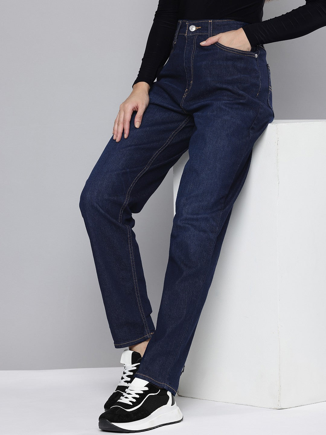 Women's 80s Mom Blue Loose Fit High Rise Jeans - SideDetails View