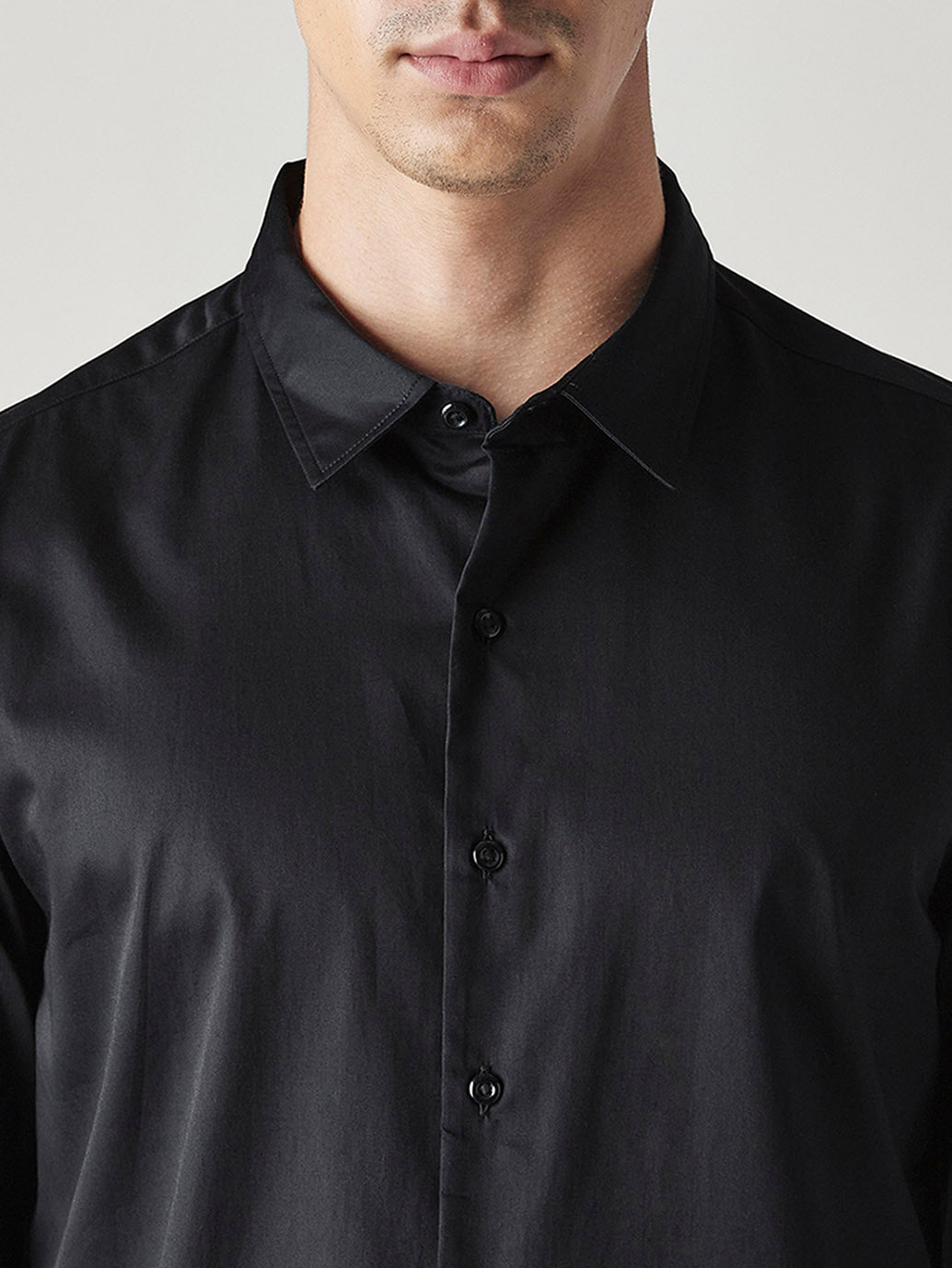 Men's Solid Slim Fit Poplin Redloop Shirt - Detail View