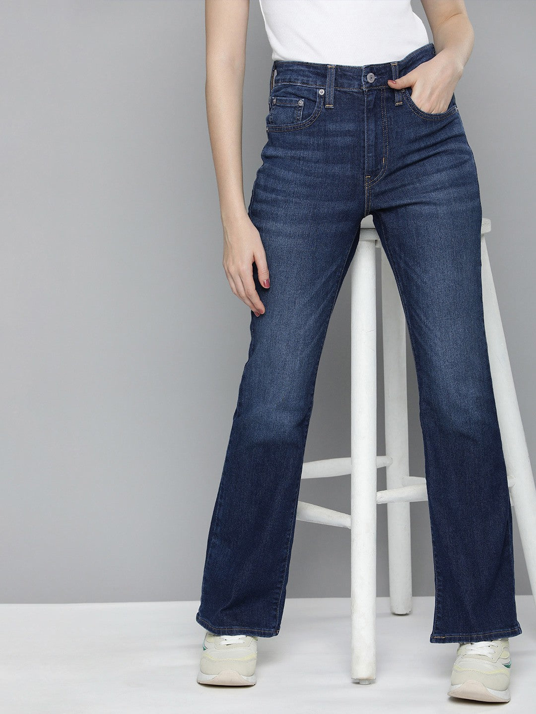 Women's 725 Blue Flared Fit High Rise Jeans - f7d60e98-6fd4-4802-8b55-b9af4d26c4e11706853222158-Levis-Women-Jeans-3681706853221725-1 View